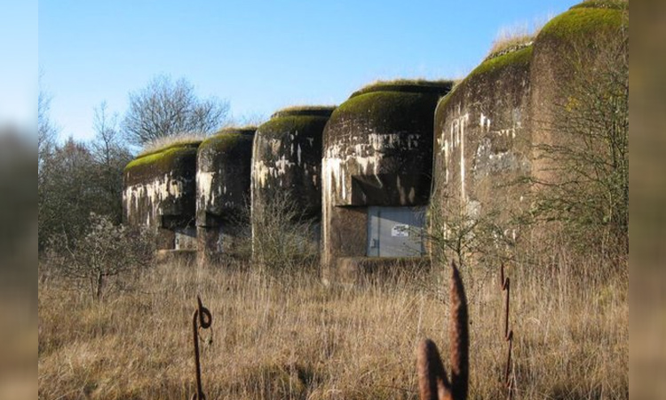 bunker militer di hutan Prancis